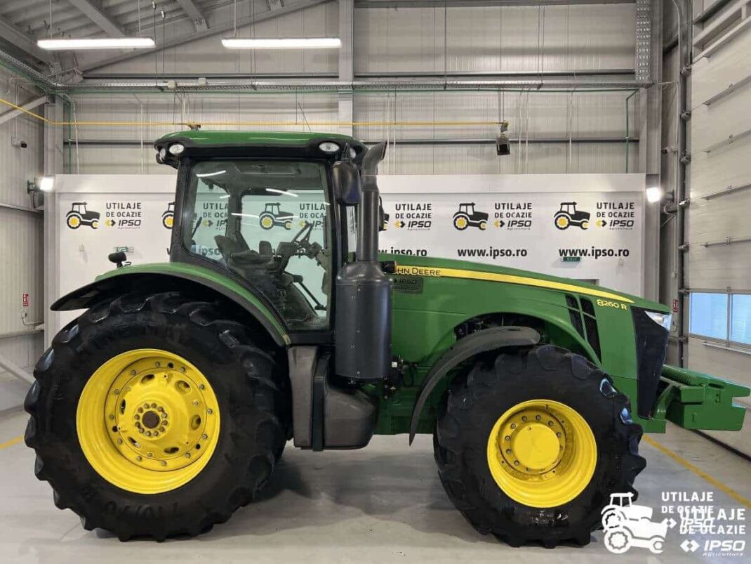 John Deere 8260R