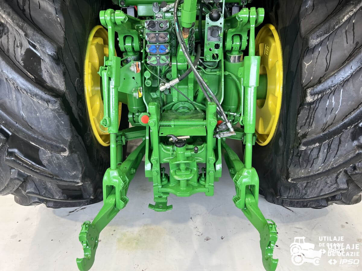 John Deere 8335R