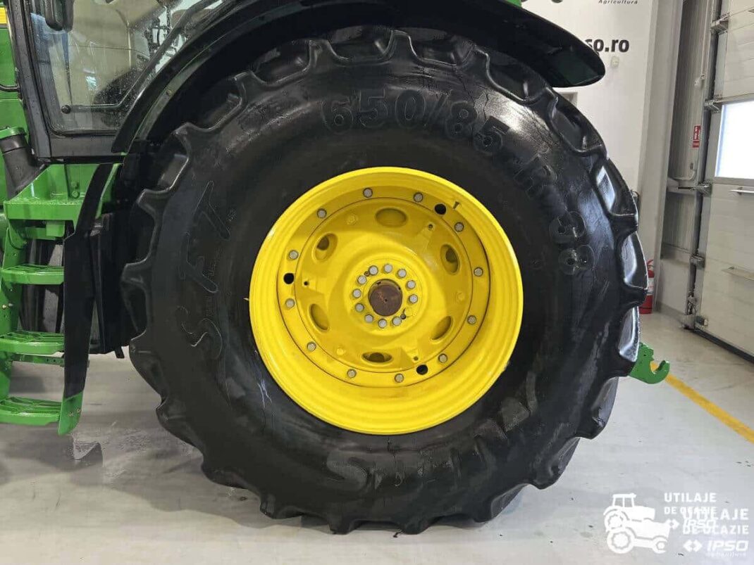 John Deere 8335R