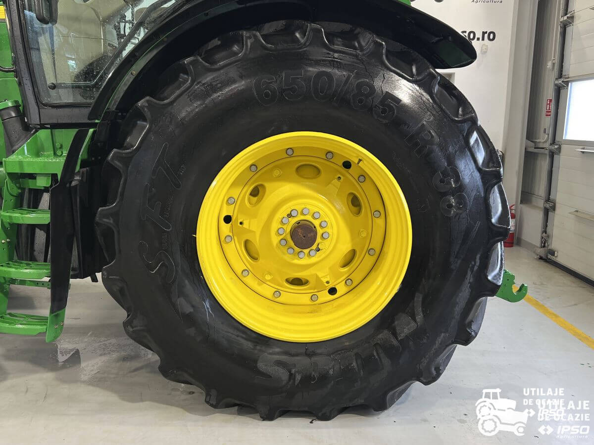 John Deere 8335R