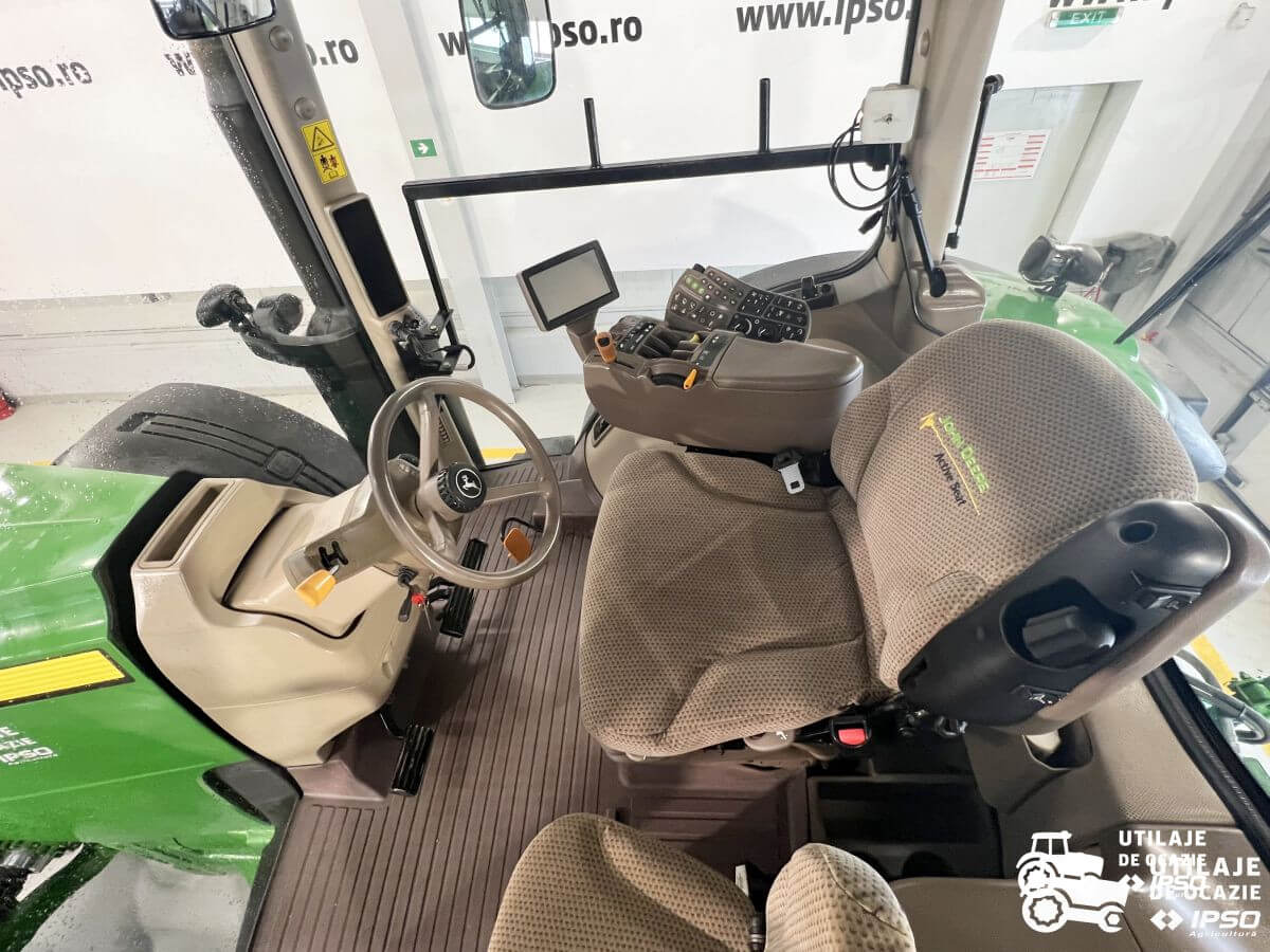John Deere 8335R