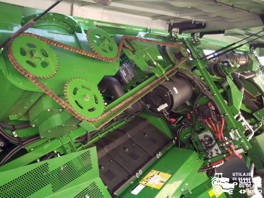 John Deere S780i + Header paioase