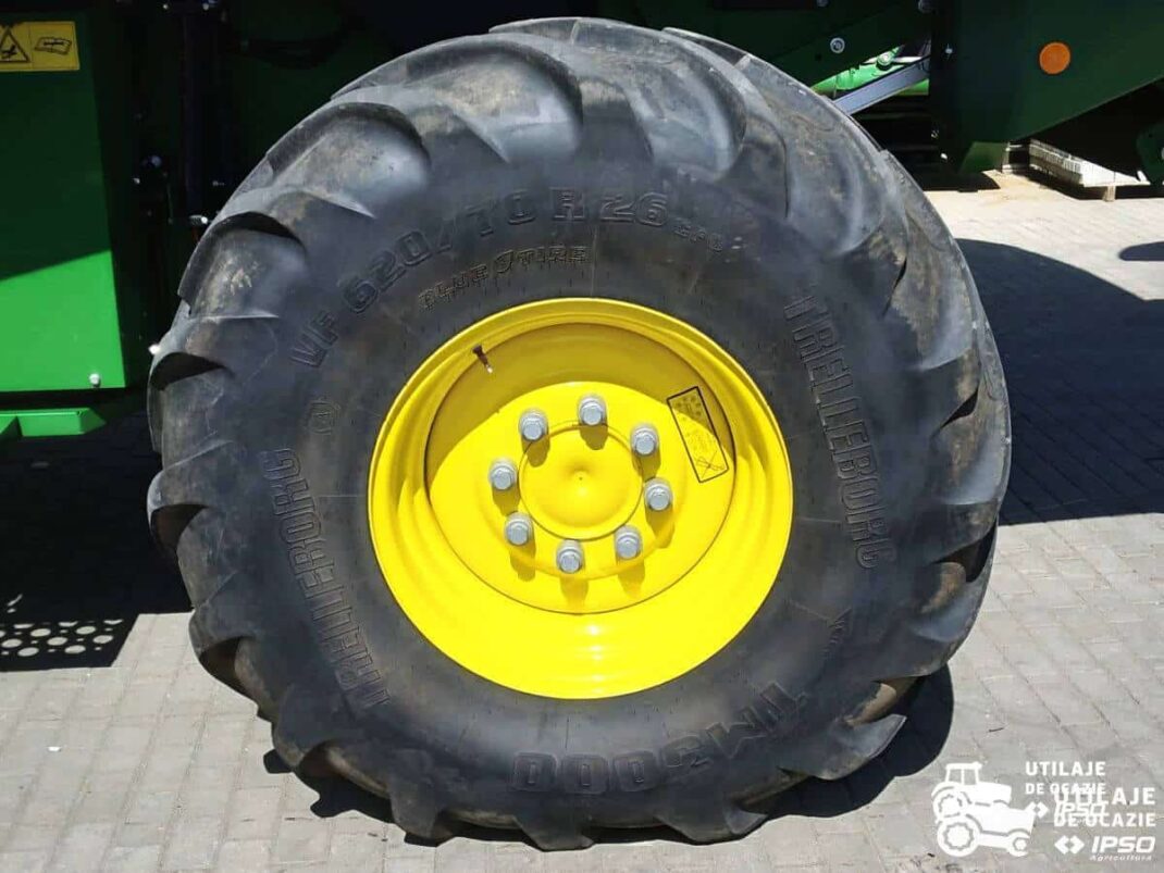 John Deere S780i + Header paioase