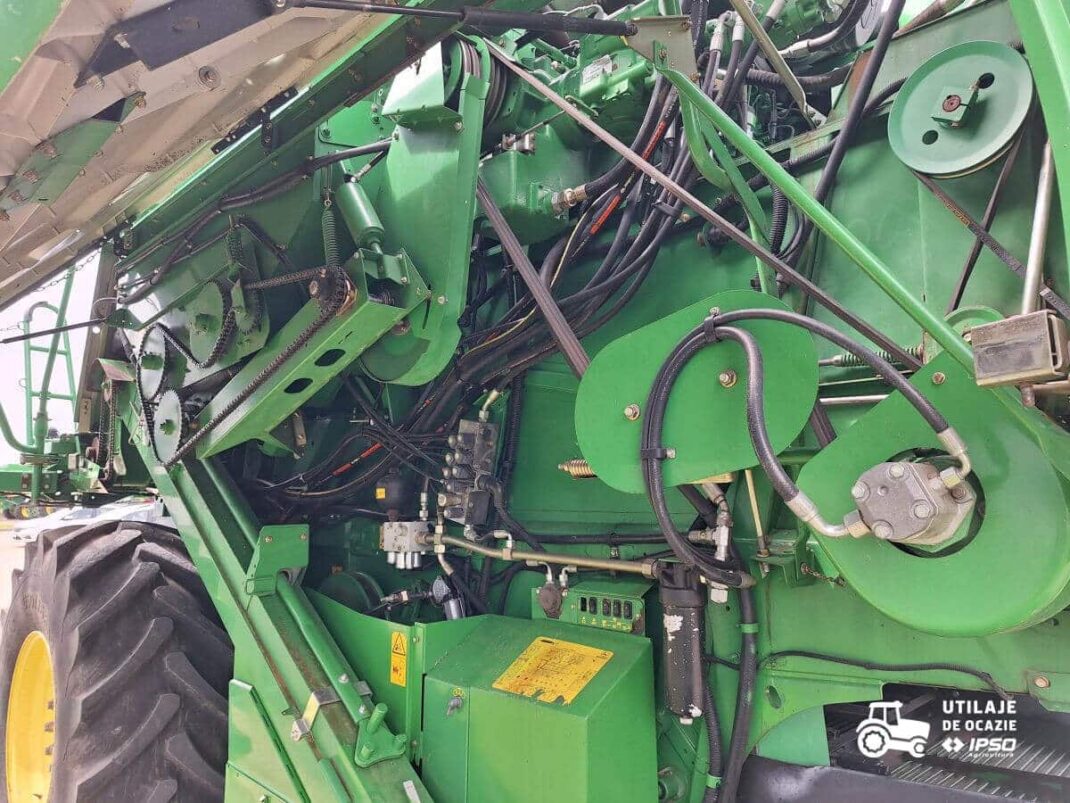 John Deere W650 + Header paioase