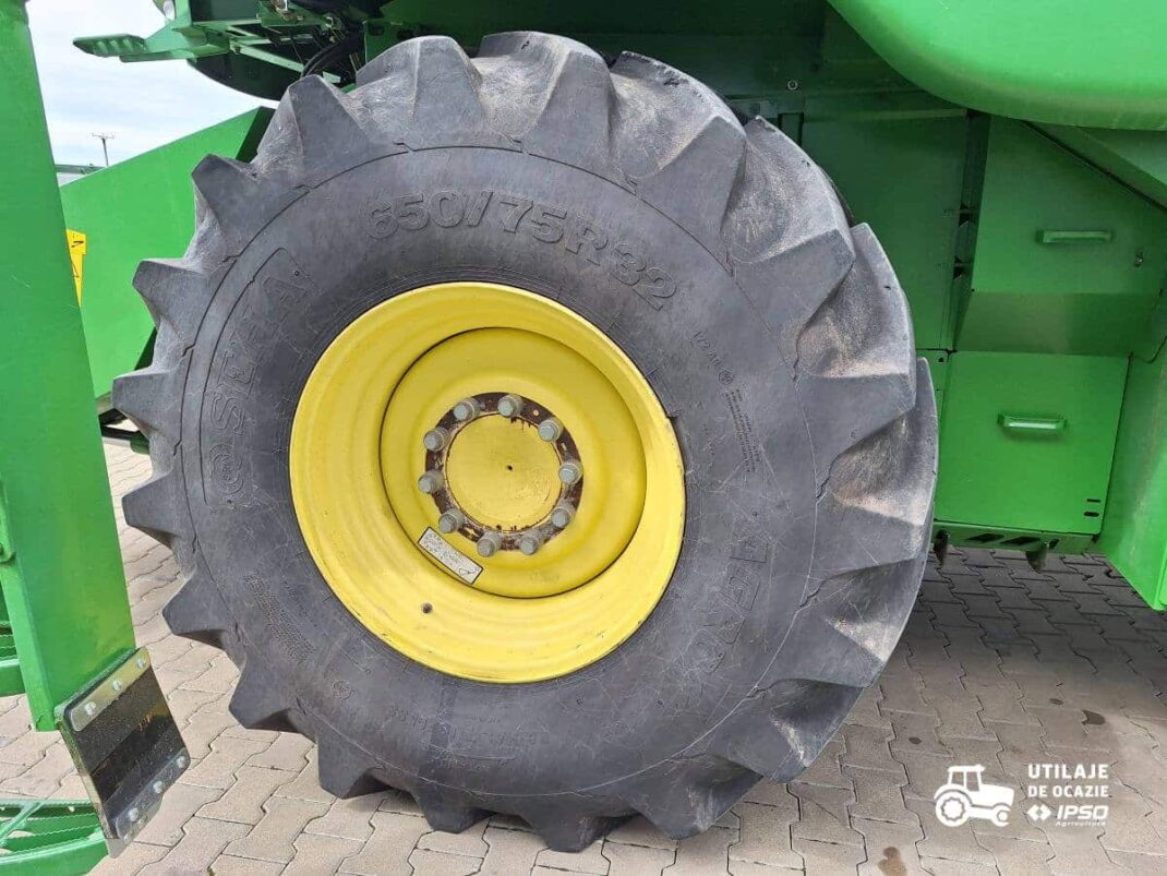John Deere W650 + Header paioase