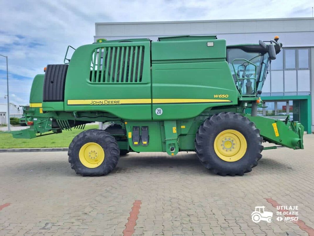 John Deere W650 + Header paioase