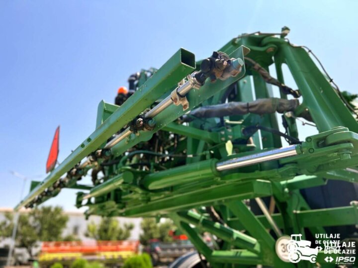 Sprayer John Deere R4030 27