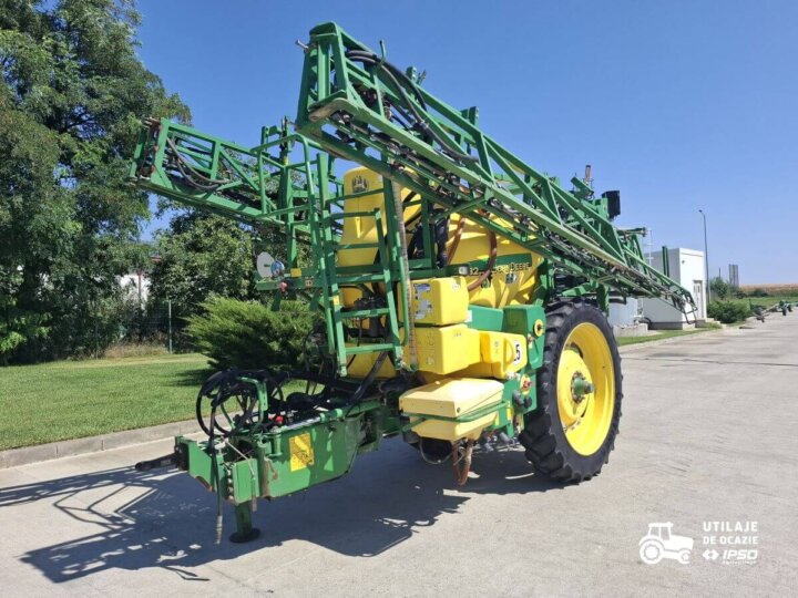 Sprayer tractat John Deere 832 1