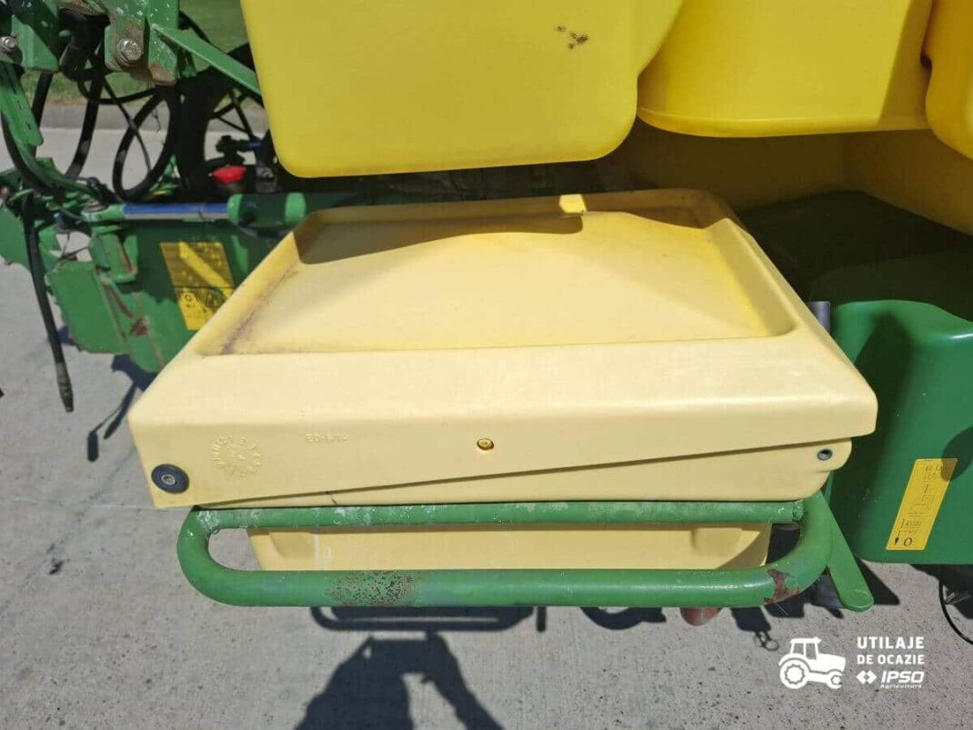 Sprayer tractat John Deere 832