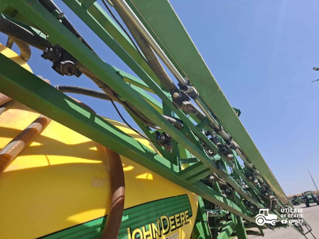 Sprayer tractat John Deere 832