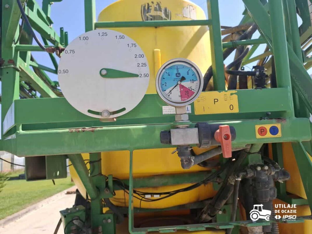 Sprayer tractat John Deere 832