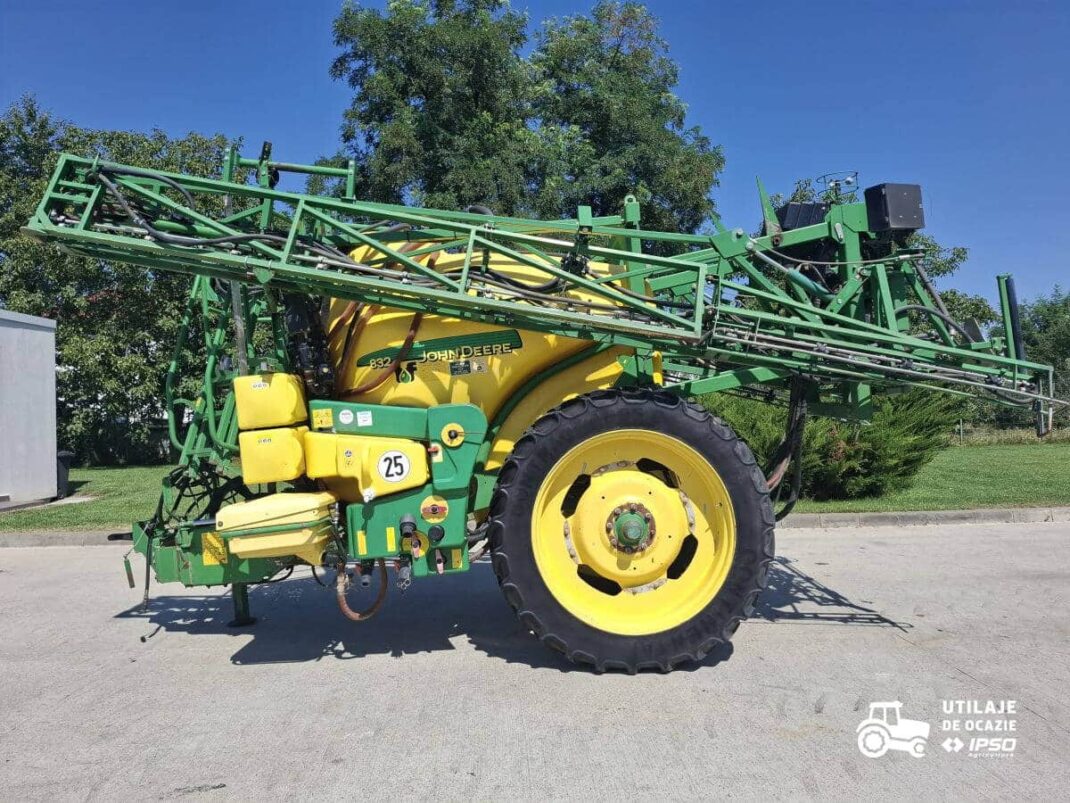 Sprayer tractat John Deere 832