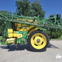 Sprayer tractat John Deere 832 2