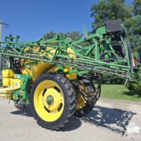 Sprayer tractat John Deere 832 3