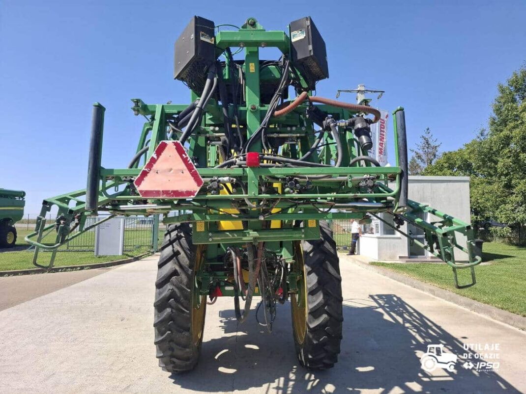 Sprayer tractat John Deere 832