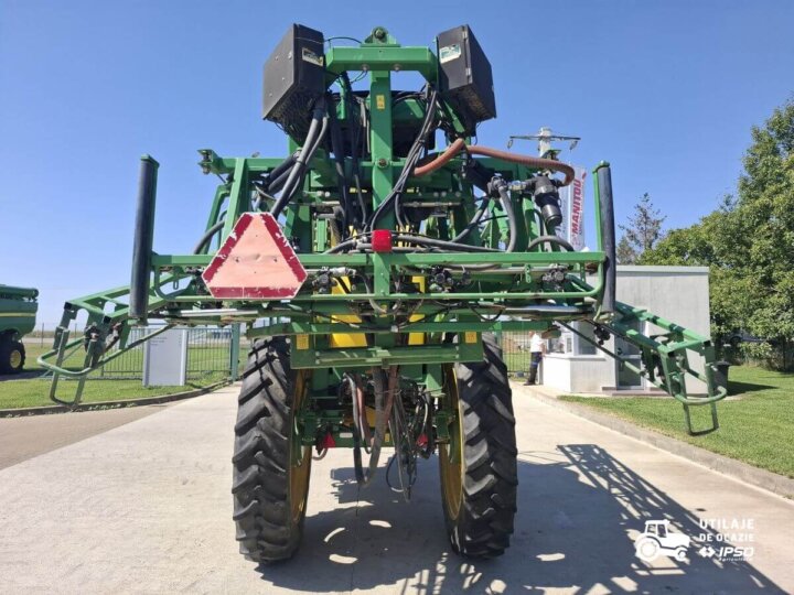 Sprayer tractat John Deere 832 4