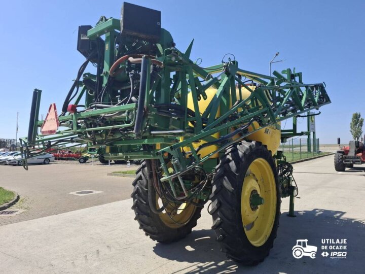 Sprayer tractat John Deere 832 5