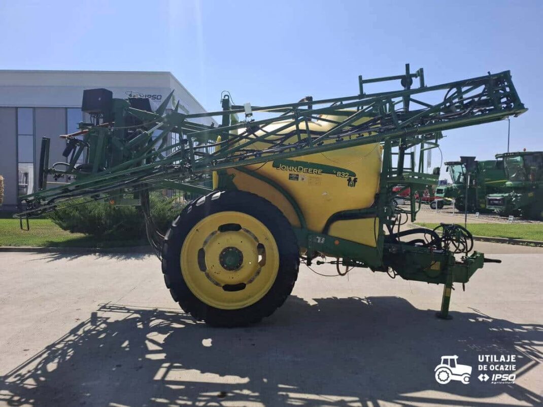 Sprayer tractat John Deere 832