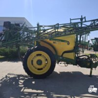 Sprayer tractat John Deere 832 6