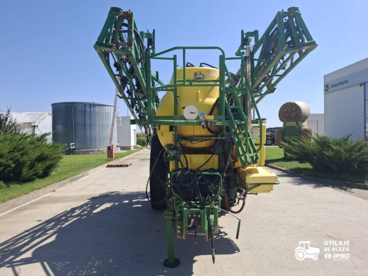 Sprayer tractat John Deere 832 8