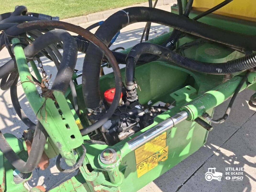 Sprayer tractat John Deere 832