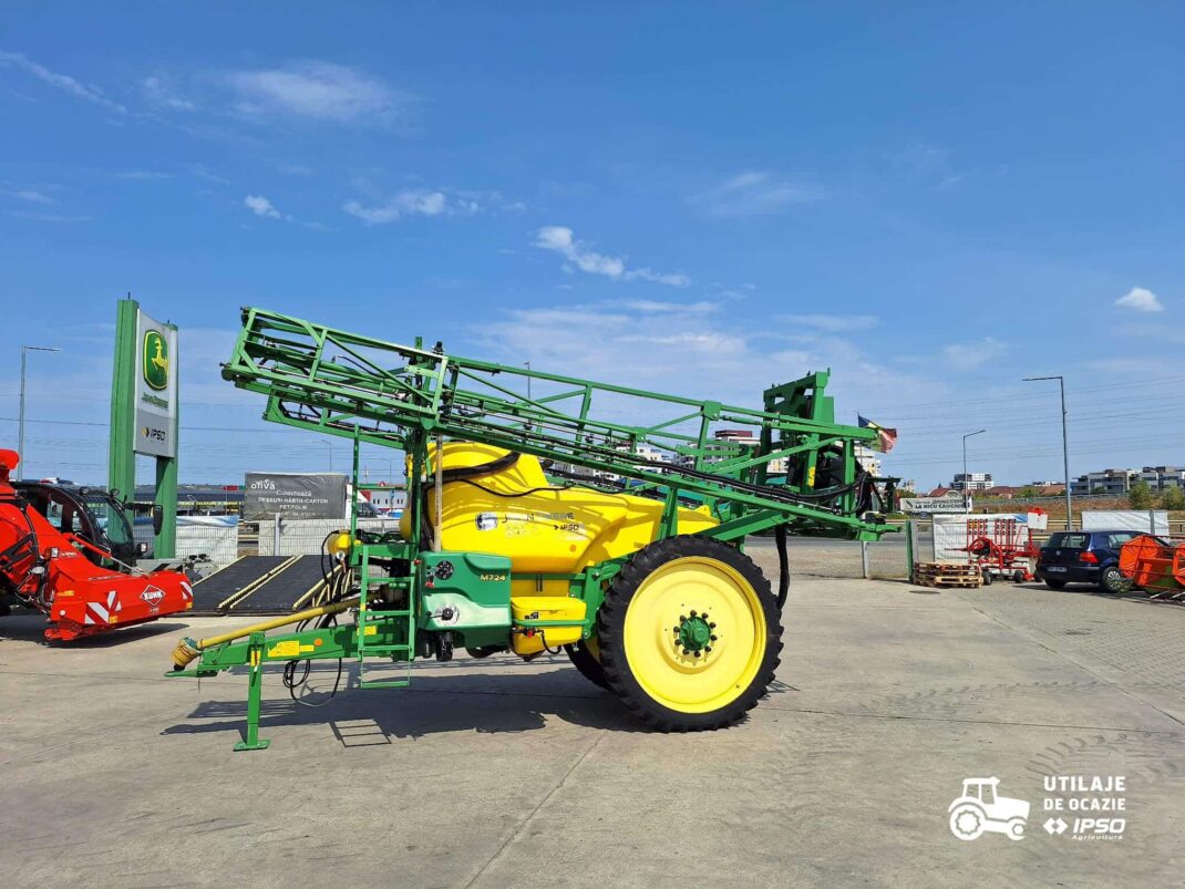 Sprayer tractat John Deere M724