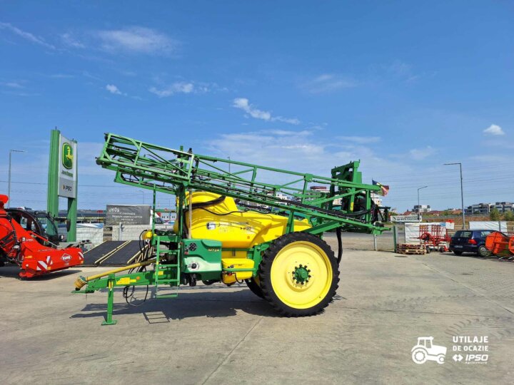 Sprayer tractat John Deere M724 1