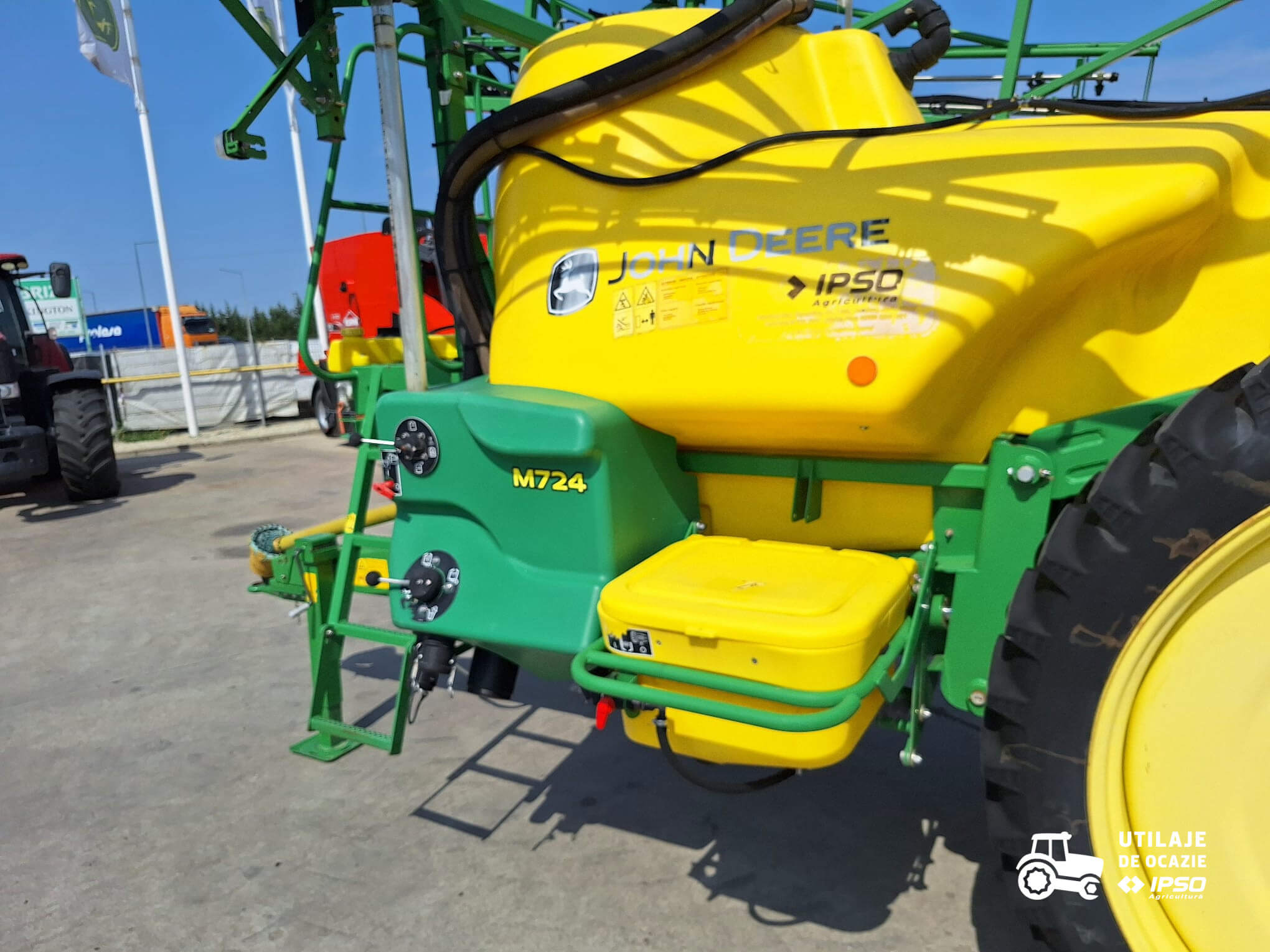 Sprayer tractat John Deere M724