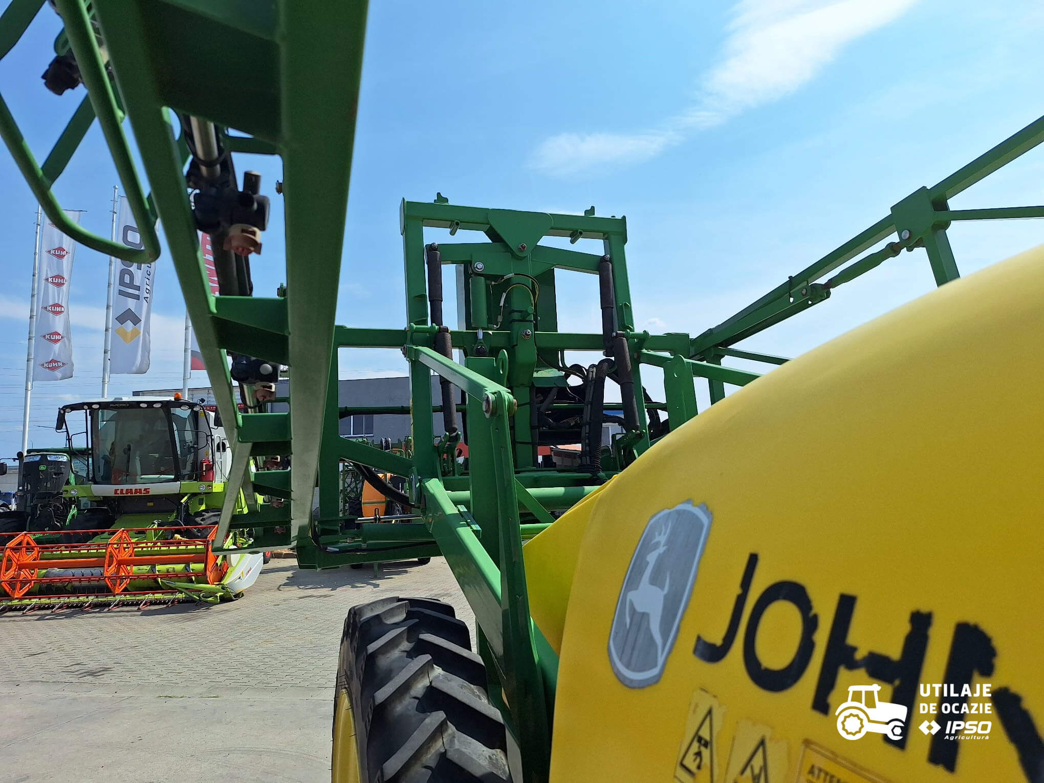 Sprayer tractat John Deere M724