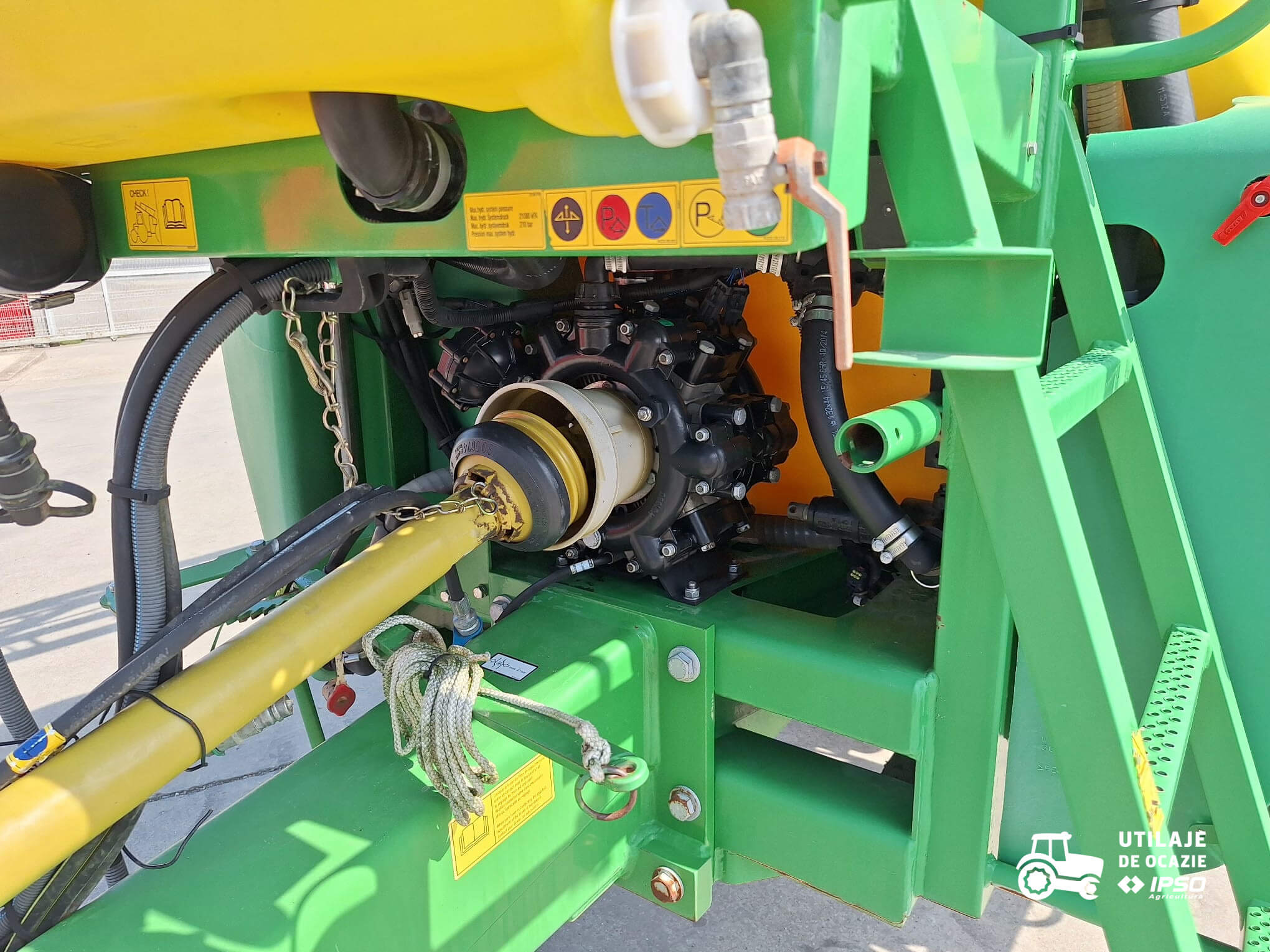 Sprayer tractat John Deere M724
