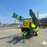 Sprayer tractat John Deere M724