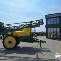 Sprayer tractat John Deere M724 4