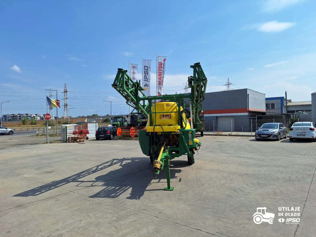 Sprayer tractat John Deere M724