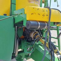 Sprayer tractat John Deere M724 8