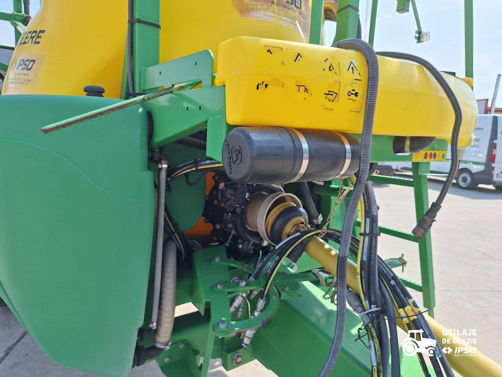 Sprayer tractat John Deere M724