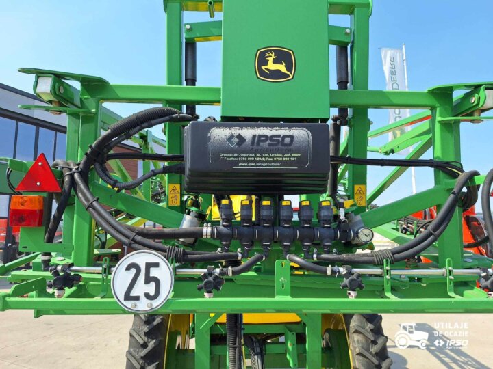 Sprayer tractat John Deere M724 9