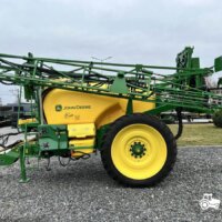 Sprayer tractat John Deere M740 1