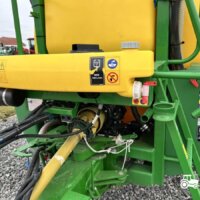 Sprayer tractat John Deere M740 10