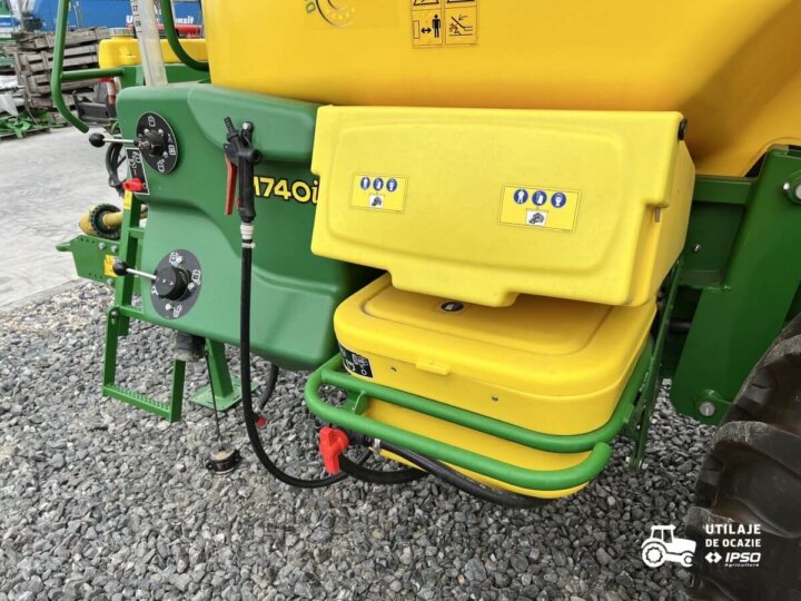 Sprayer tractat John Deere M740 11