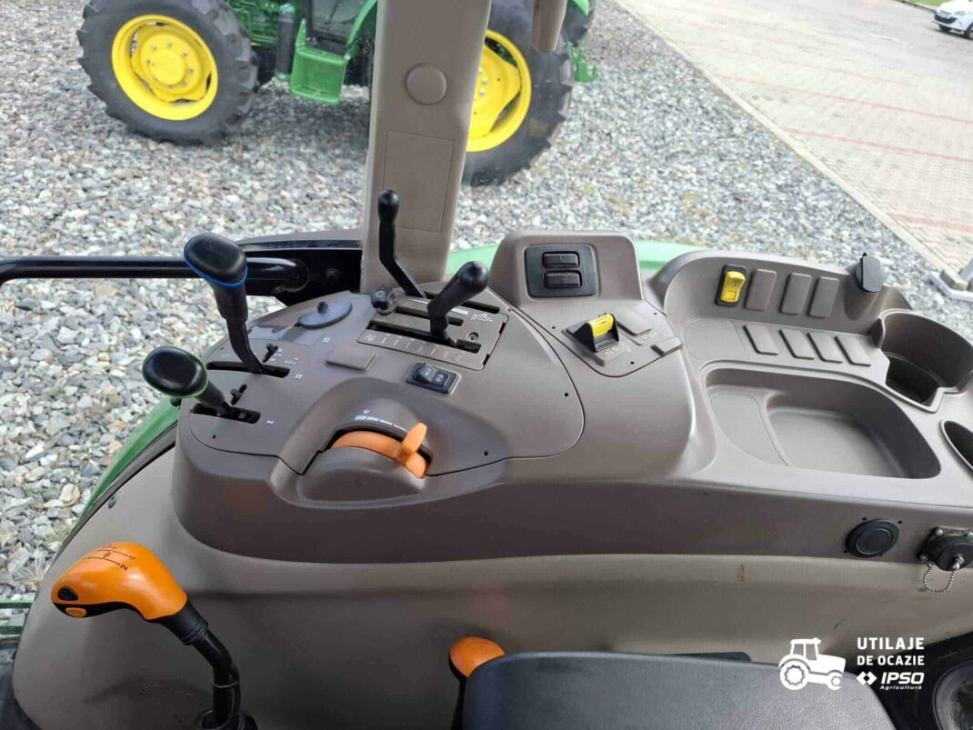 John Deere 5075E