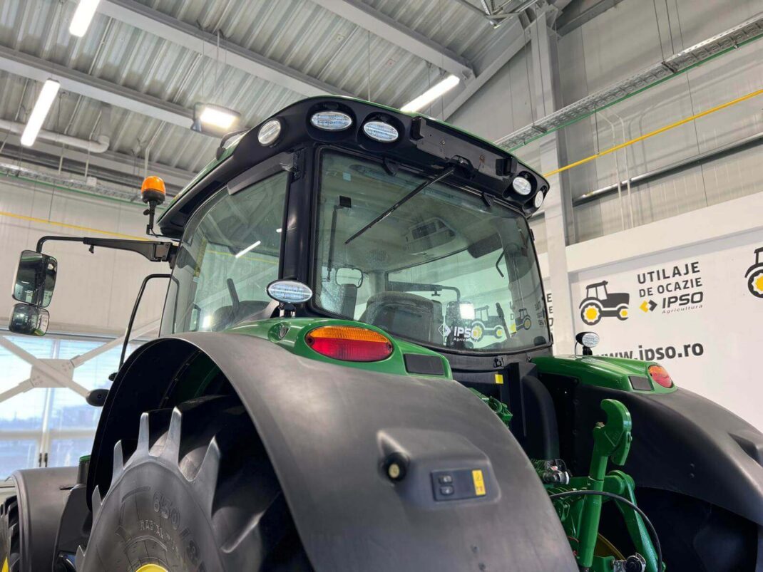 John Deere 6215R