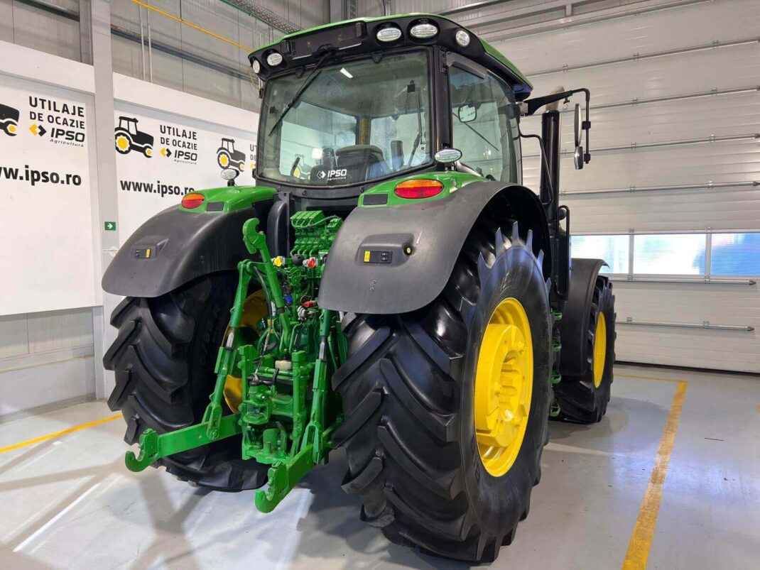 John Deere 6215R