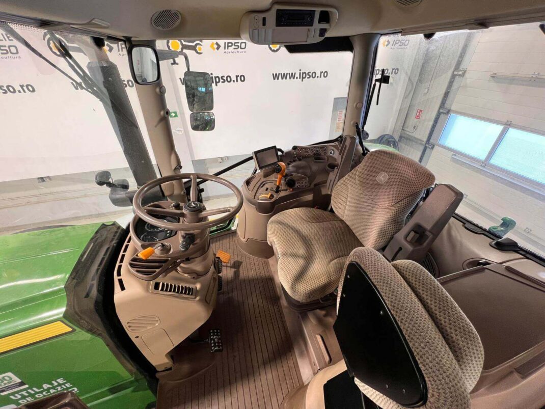 John Deere 6215R