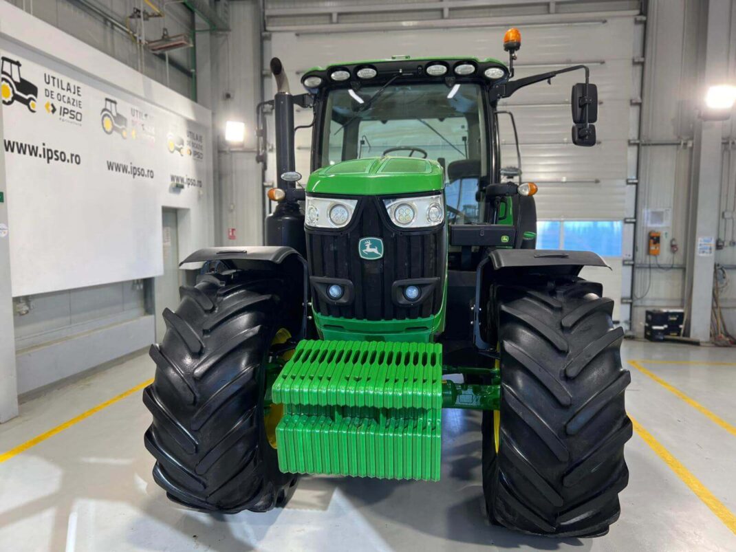 John Deere 6215R