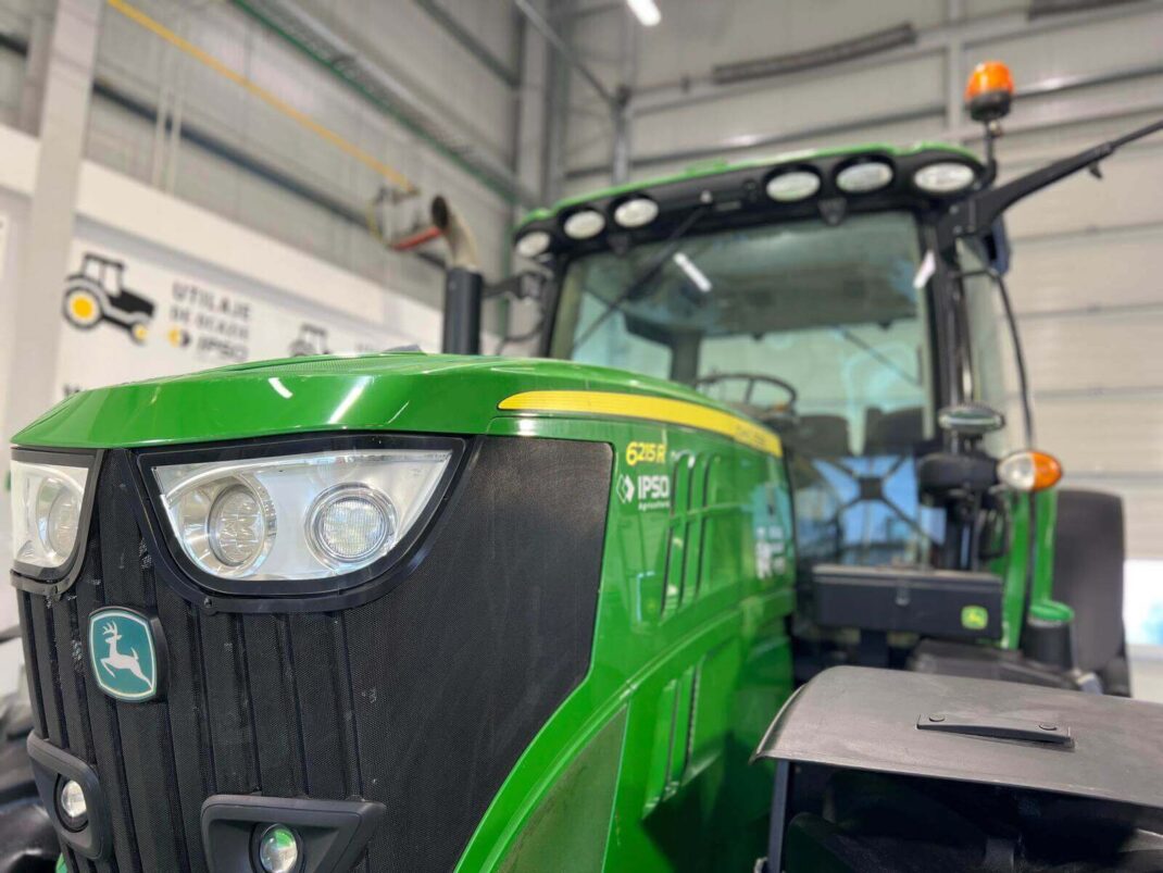 John Deere 6215R