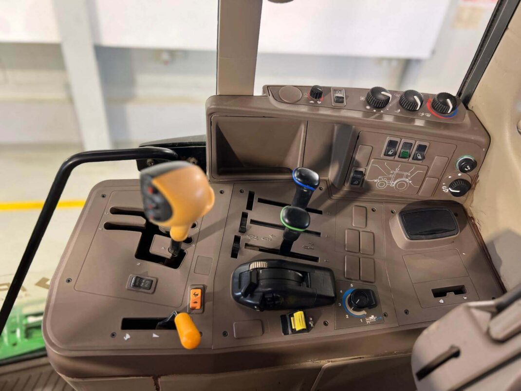 John Deere 6115M