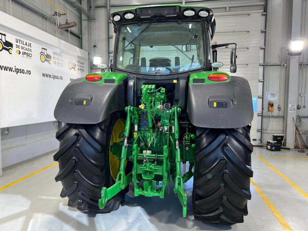 John Deere 6215R