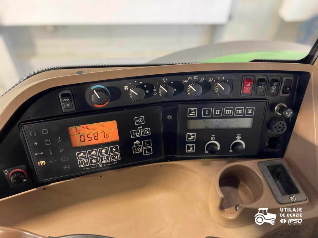 John Deere 8220