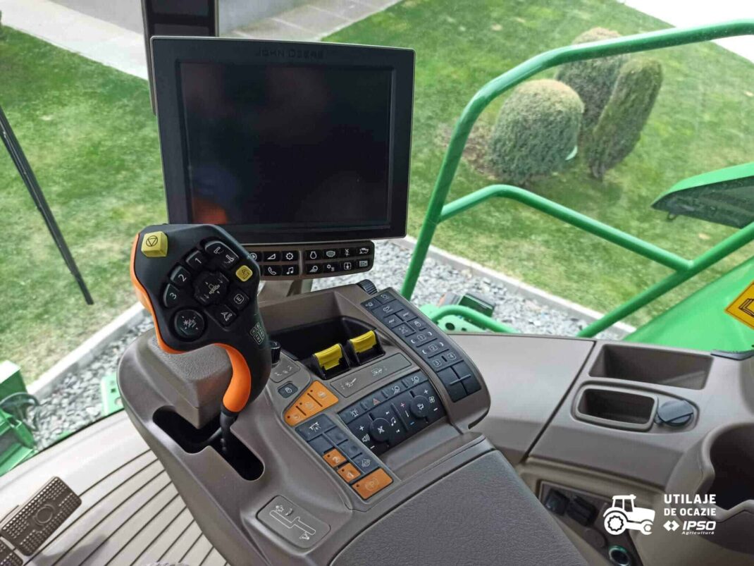 John Deere S780 + Header paioase
