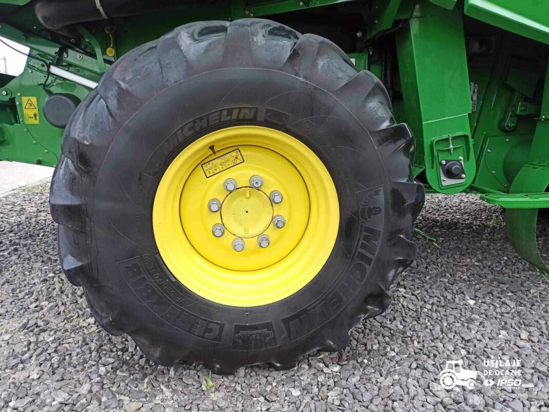 John Deere S780 + Header paioase